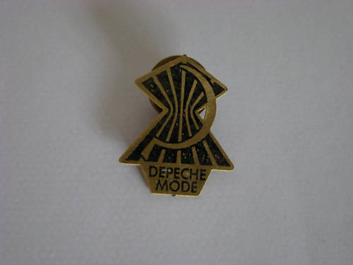 OFFICIAL 1982 TOUR BADGE 2.jpg