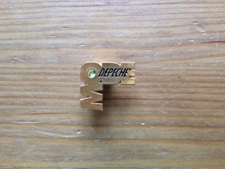27 - Depeche Mode Magazine Français Original Gold Pin (2).JPG