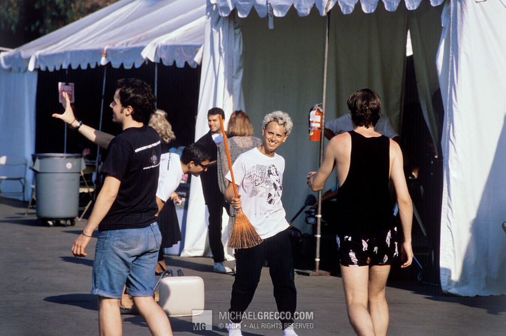 02 - Martin Gore, Andrew Fletcher, play cricket, MTV awards, 1988.jpg