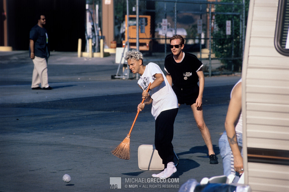 01 - Martin Gore, Andrew Fletcher, play cricket, MTV awards, 1988.jpg