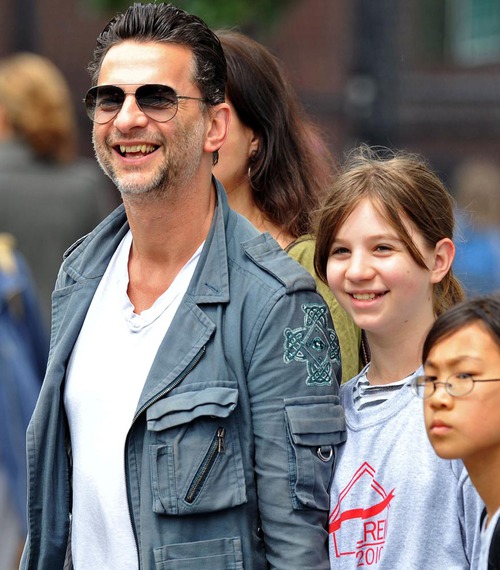 dave-gahan-his-smiley-girls-1-500x570.jpg